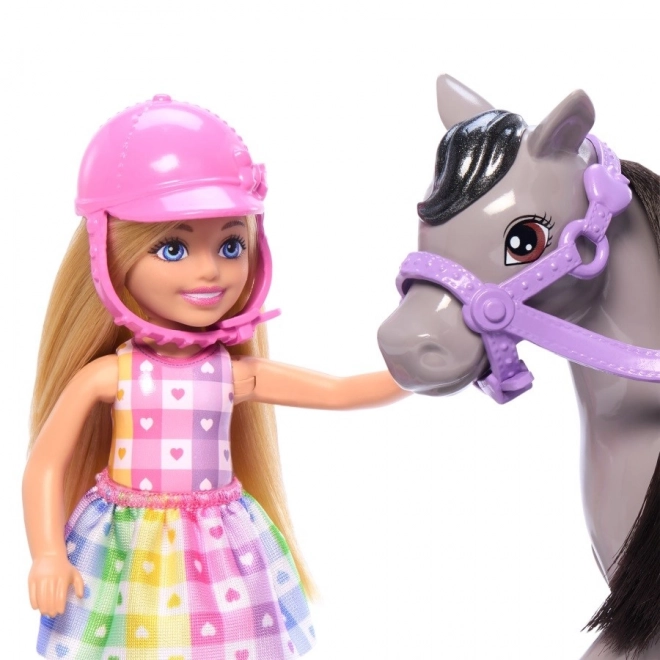 Panenka Barbie Chelsea na poníkovi
