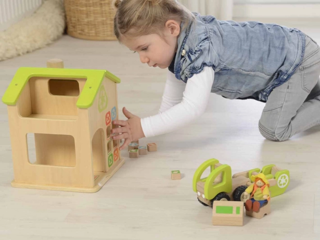 Dřevěná stanice třídění odpadu a recyklace