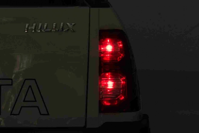Toyota Hilux baterie pro děti Bílá + pohon 4x4 + dálkové ovládání + 2 nosiče zavazadel + rádio MP3 + LED dioda