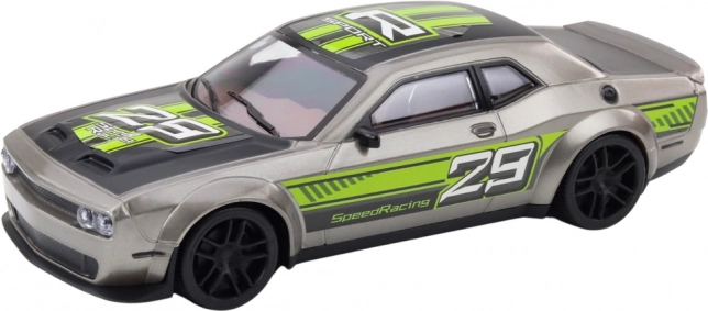 Sportovní auto se zadním pohonem stříbrno-zelené