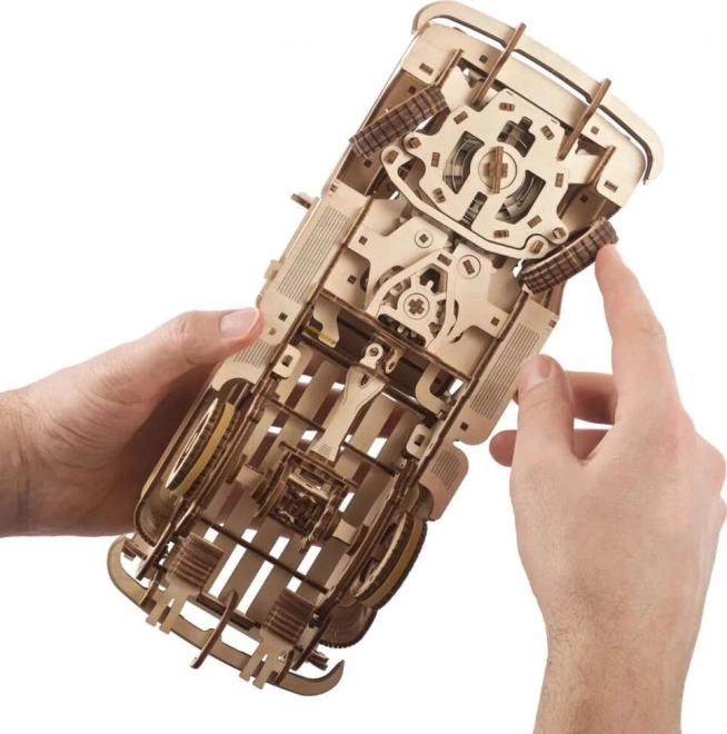 Ugears 3D dřevěné mechanické puzzle Americký náklaďák (pick-up)