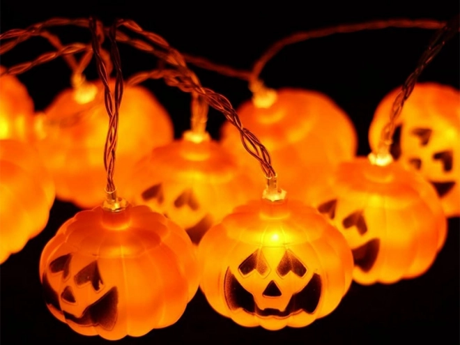 Závěsná světla ve tvaru dýně na Halloween