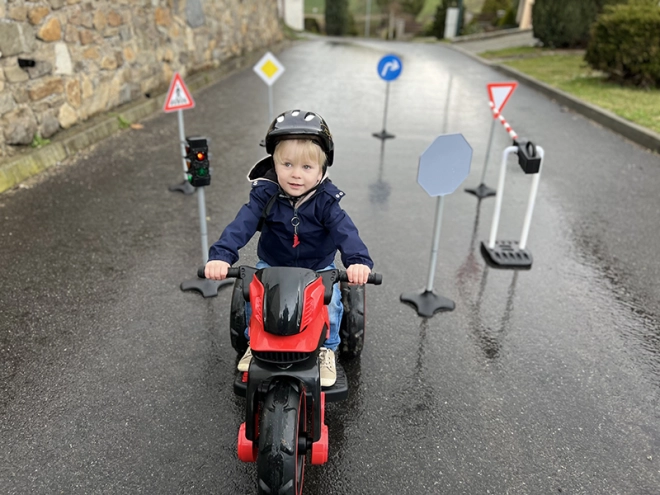 Realistická hra s odrážedly a motorkami