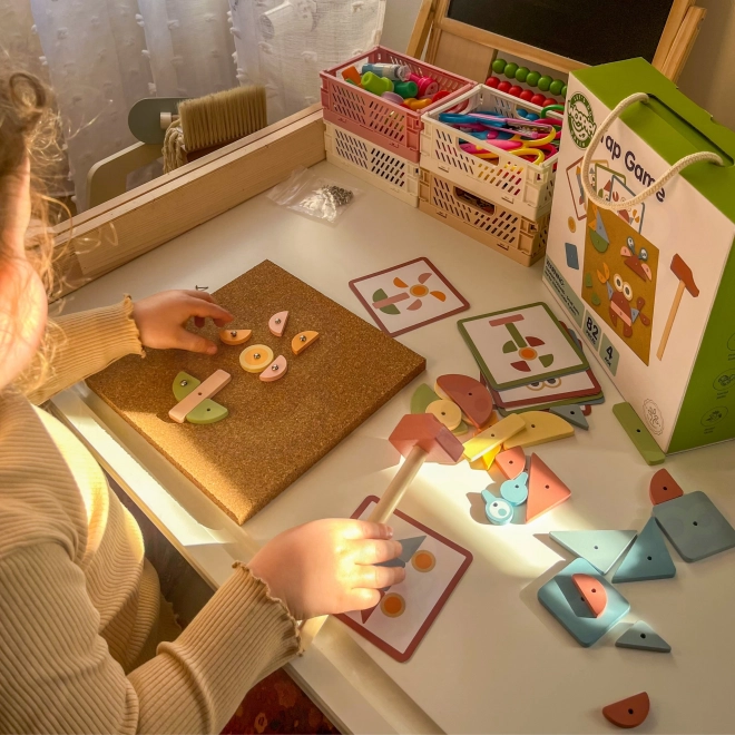 Woopie zelená dřevěná zatloukačka s kladívkem 20 vzorů 82 ks