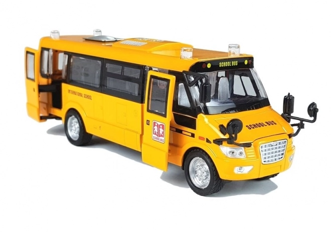 Kovový školní autobus s nataženým motorem