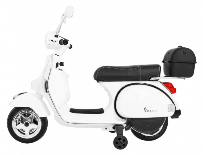 Dětský elektrický skútr Vespa bílý s pomocnými kolečky, audiem a ekokůží