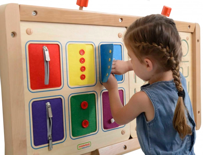 Dřevěná nástěnná tabule se zámky a knoflíky Montessori od Masterkidz