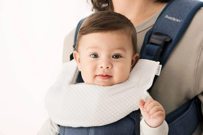 BABYBJORN ONE AIR - dětské nosítko, tmavě modré + bryndák pro ergonomické nosítko One – Modrá
