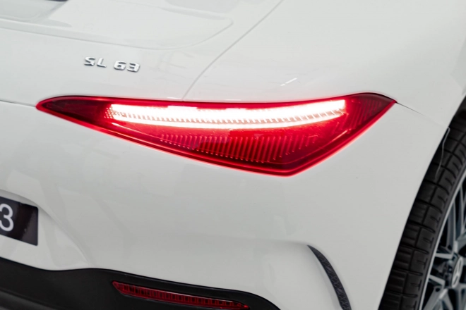 Vozidlo Mercedes Benz AMG SL63 – Bílá