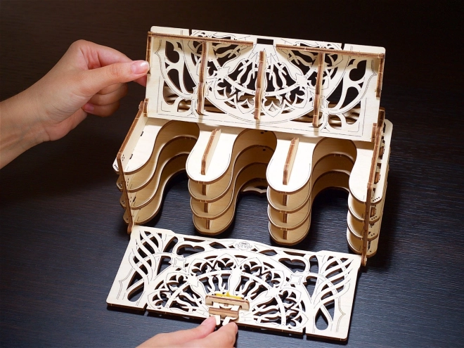 Kazeta na sběratelské karty Ugears 3D dřevěné mechanické puzzle