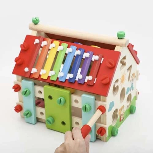 Dřevěný edukativní domeček pro děti DIY