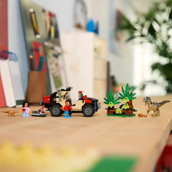 Konstrukční sada LEGO Jurassic World: Útěk terénním vozem před velociraptorem