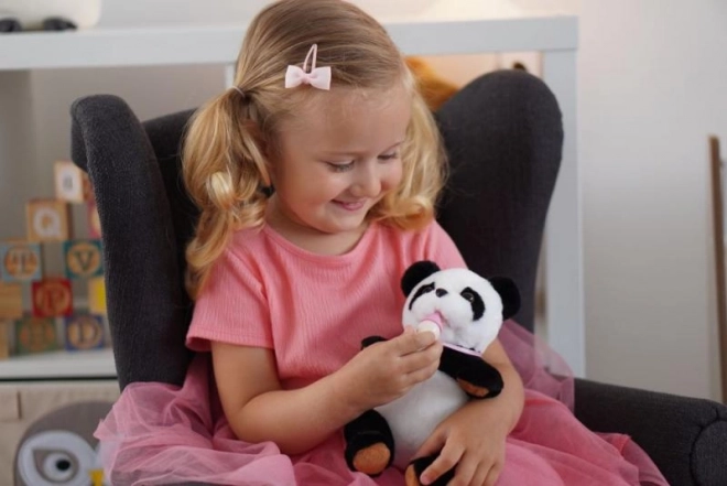 Interaktivní panda s lahvičkou