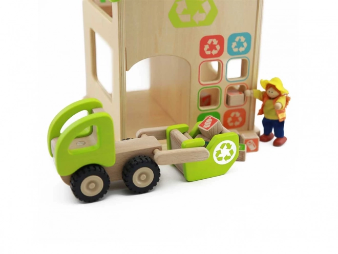 Dřevěná stanice třídění odpadu a recyklace