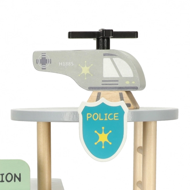 Dřevěná policejní stanice s tratí, vrtulníkem a parkovištěm