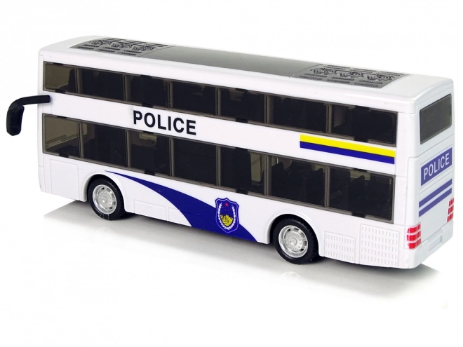 Policejní dvoupatrový bílý autobus se zvukem tahu