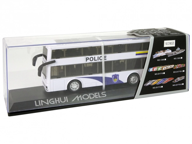 Policejní dvoupatrový bílý autobus se zvukem tahu