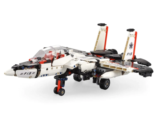 Dva modely v jedné krabici: robot a stíhačka F15
