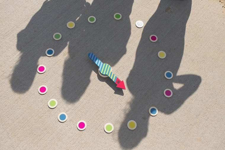 Oboustranné žetony: barvy i čísla v jedné hře