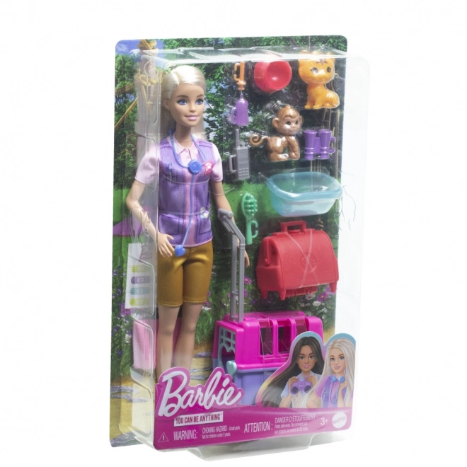 Barbie panenka zachraňuje zvířátka s blond vlasy