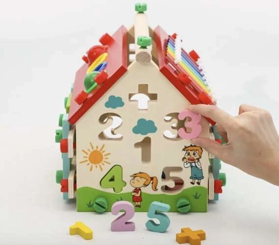 Dřevěný edukativní domeček pro děti DIY