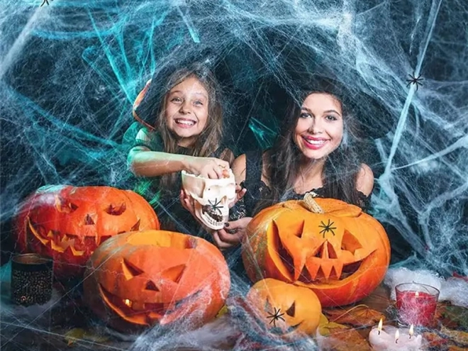 Umělá pavučina s pavouky na Halloween