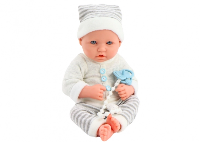 Lifelike baby doll v bílo-šedém oblečku s čepičkou a dudlíkem