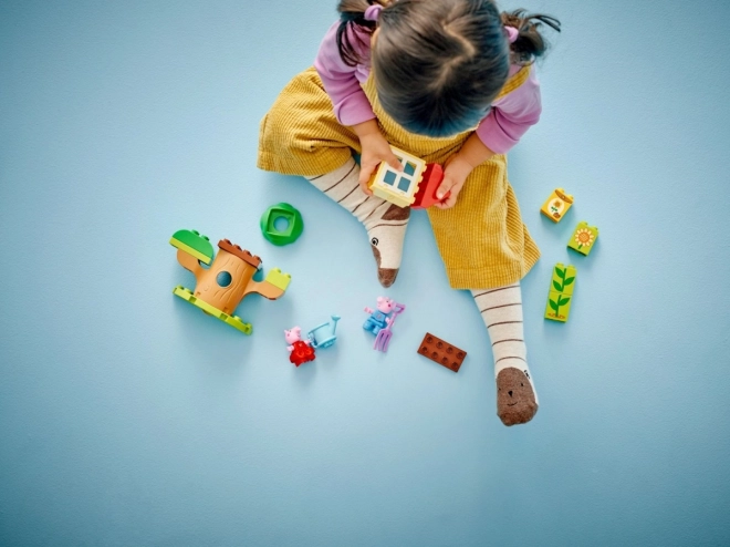 LEGO DUPLO Peppa Pig Zahrada a domek na stromě
