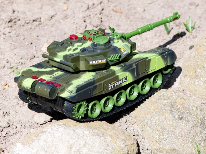 Vojenský tank na dálkové ovládání s lesním maskováním