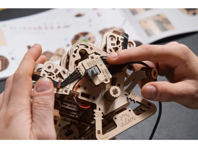 Ugears 3D dřevěné puzzle motor V8