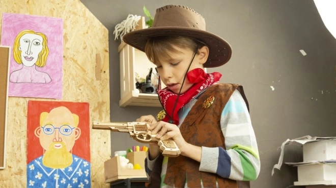 Dřevěné 3D puzzle revolveru Corsac od Robotime