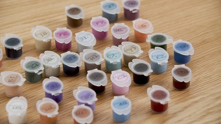 Praktické barvy v kalíšcích