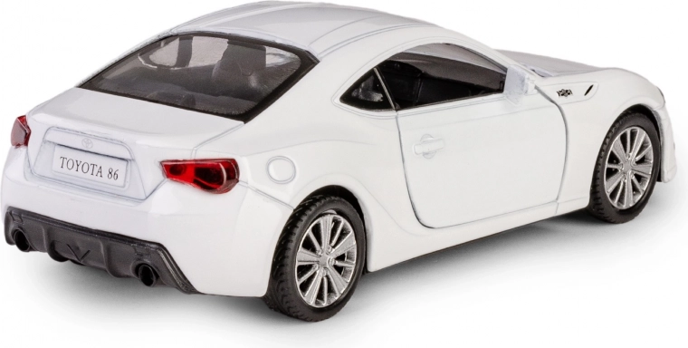 Kovová karoserie a gumové pneumatiky