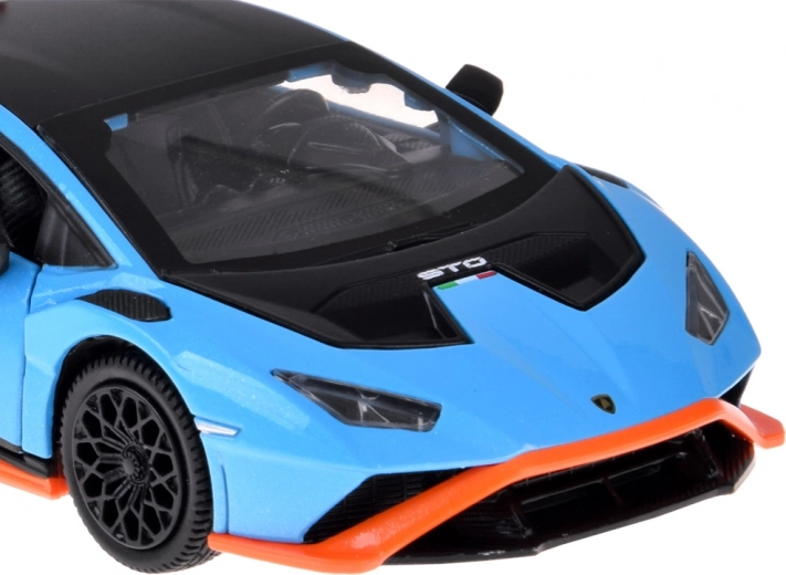 Kovová karoserie, gumová kola