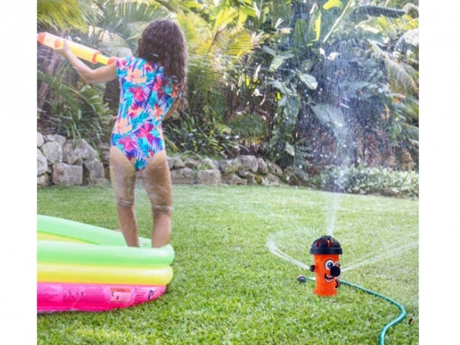 Zahradní hydrant jako hračka s postřikovačem
