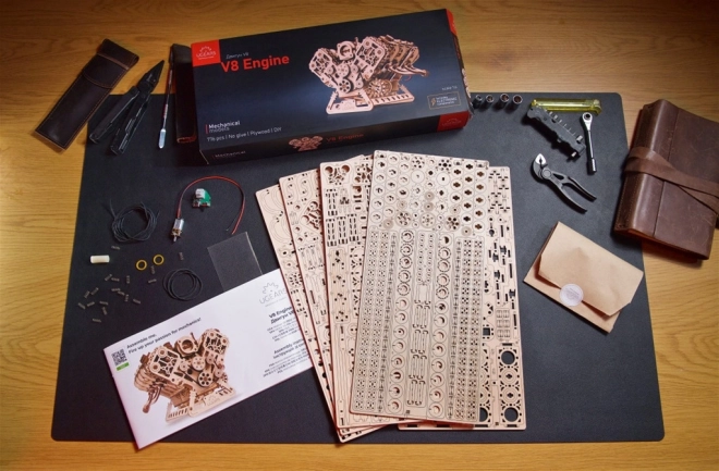 Ugears 3D dřevěné puzzle motor V8