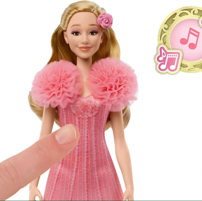 Zpívající panenka Glinda z filmu Wicked s písní "Popular"