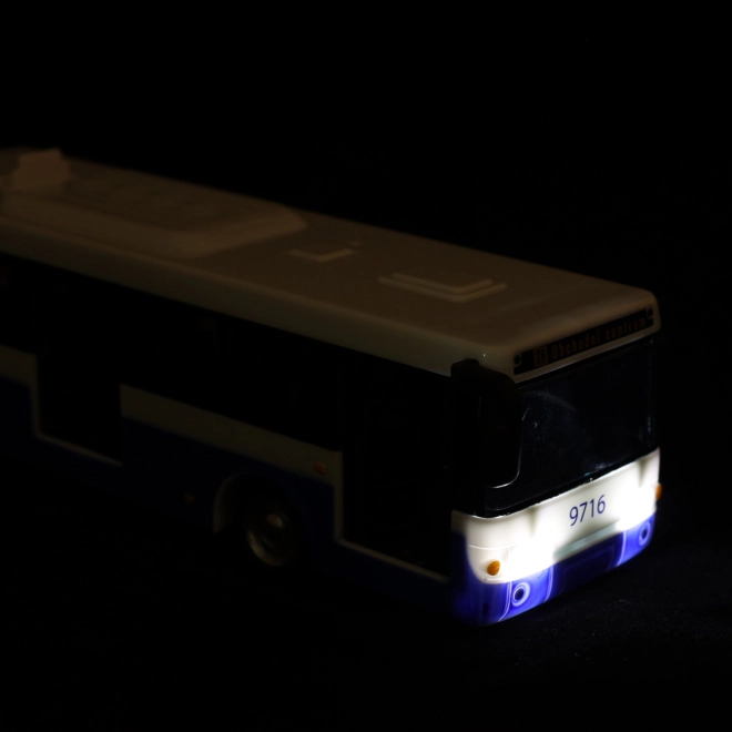 Kloubový autobus hlásící česky