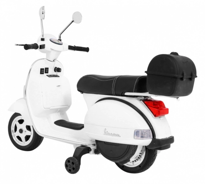 Dětský elektrický skútr Vespa bílý s pomocnými kolečky, audiem a ekokůží