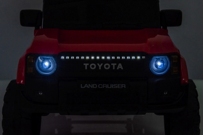 Czerwony pojazd Toyota Land Cruiser Prado