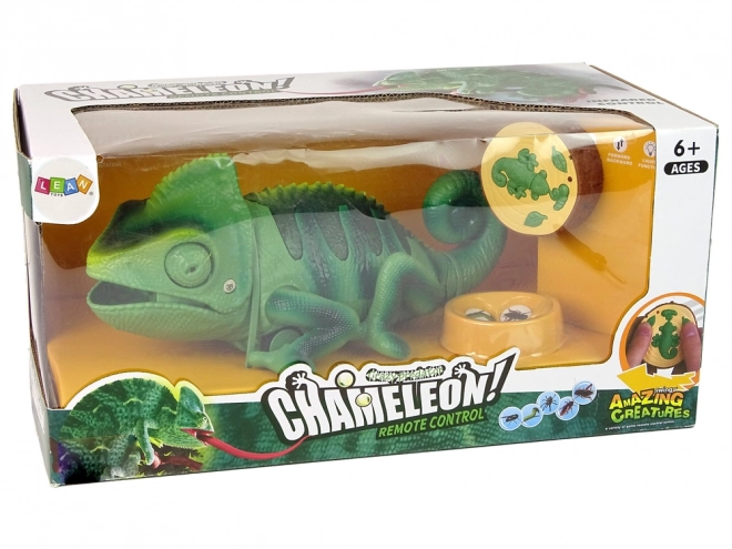 Zelený dálkově ovládaný chameleon se světly