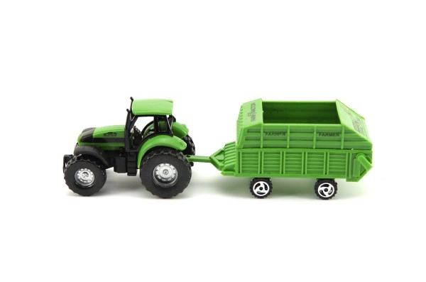 Zelený traktor s realistickým přívěsem