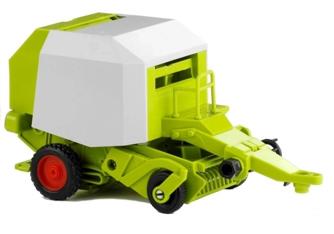 Traktor s lisem na balíky