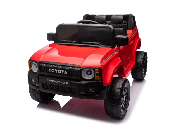 Czerwony pojazd Toyota Land Cruiser Prado