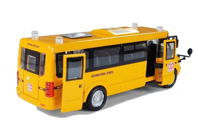 Kovový školní autobus s nataženým motorem