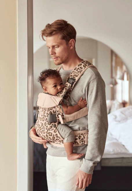 Dětské nosítko BABYBJORN ONE, Béžová/Leopardí – Leopardí