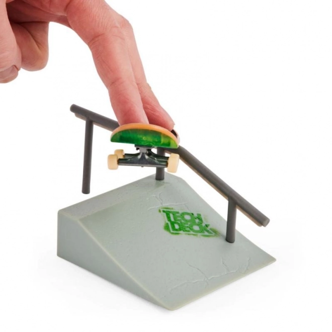 Dvoubalení fingerboardů s překážkou