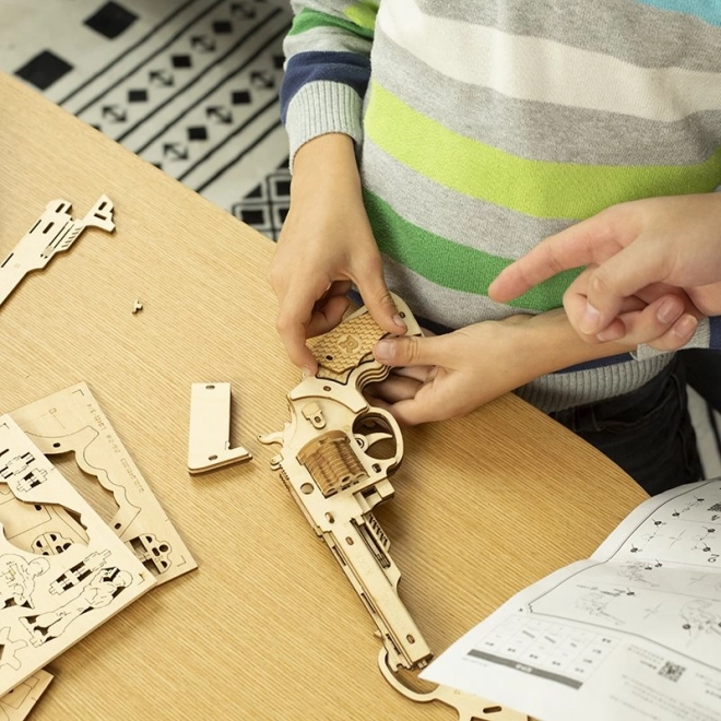 Dřevěné 3D puzzle revolveru Corsac od Robotime
