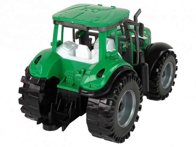 Zelený traktor s červeným třecím pohonem přívěsu