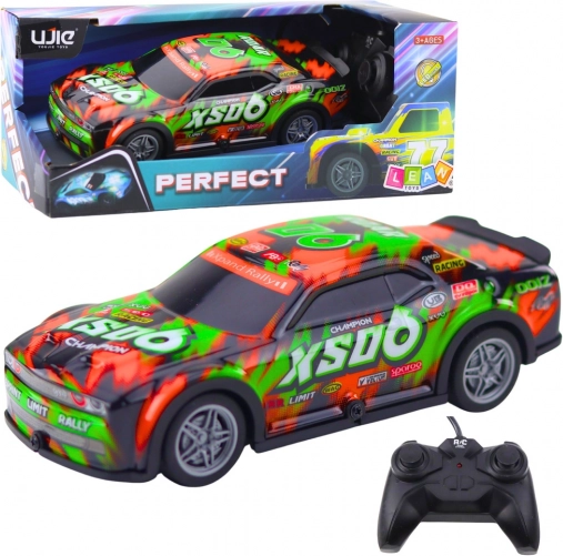 RC závodní auto se svítící karoserií oranžovo‑zelené
